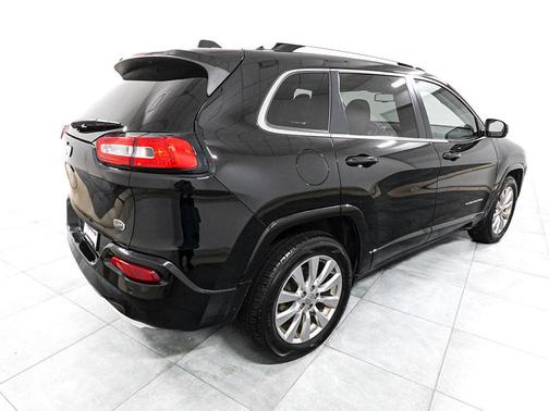 Diamond Black Crystal Pearlcoat 2017 Jeep Cherokee Overland