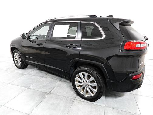 Diamond Black Crystal Pearlcoat 2017 Jeep Cherokee Overland