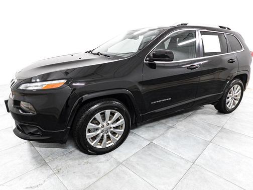 Diamond Black Crystal Pearlcoat 2017 Jeep Cherokee Overland