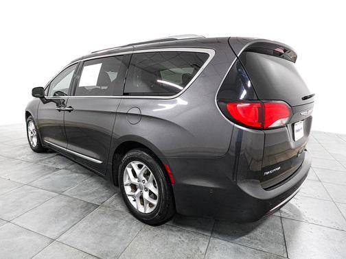 Granite Crystal Metallic Clearcoat 2019 Chrysler Pacifica Limited