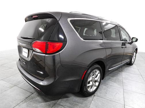 Granite Crystal Metallic Clearcoat 2019 Chrysler Pacifica Limited