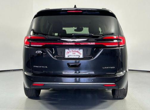 Brilliant Black Crystal Pearlcoat 2023 Chrysler Pacifica Limited