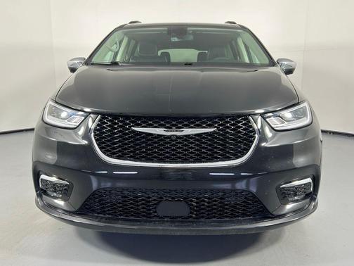 Brilliant Black Crystal Pearlcoat 2023 Chrysler Pacifica Limited