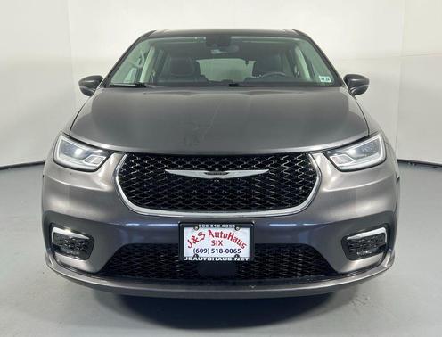 Granite Crystal Metallic Clearcoat 2023 Chrysler Pacifica Touring L