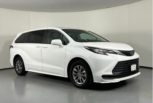 2023 Toyota Sienna LE