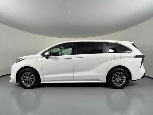 2023 Toyota Sienna LE