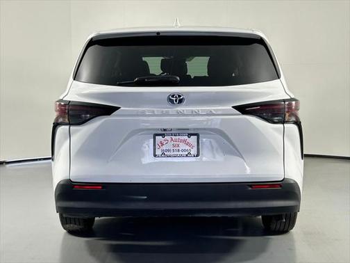 2023 Toyota Sienna LE