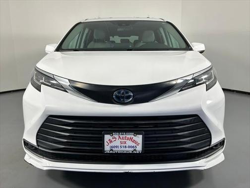 2023 Toyota Sienna LE