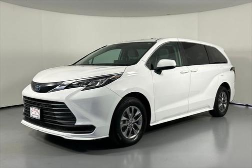 2023 Toyota Sienna LE