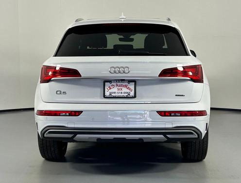 Glacier White Metallic 2021 Audi Q5 45 Premium Plus