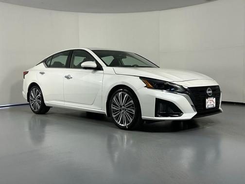 Pearl White Tricoat 2025 Nissan Altima 2.5 SL