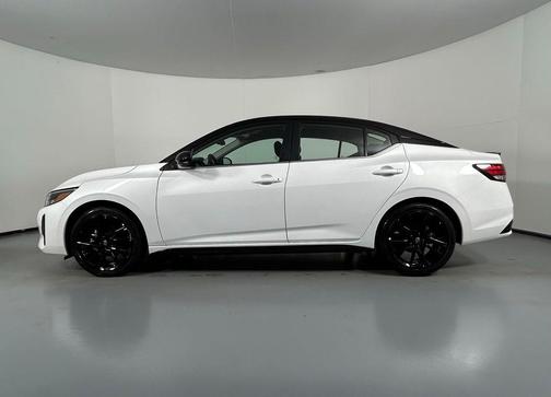 Aspen White Tricoat/Super Black 2025 Nissan Sentra SR