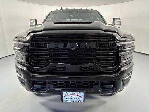 Diamond Black Crystal Pearlcoat 2025 RAM 3500 Laramie Crew Cab 4x4 8' Box