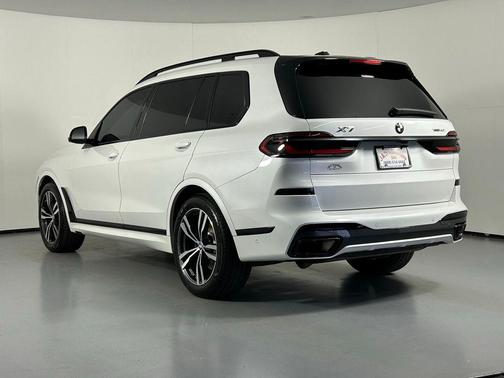 Mineral White Metallic 2025 BMW X7 xDrive40i