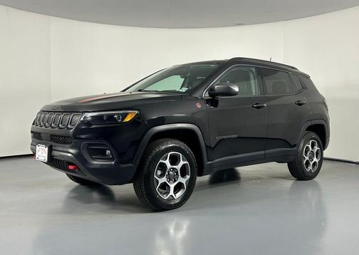 Diamond Black Crystal Pearlcoat 2022 Jeep Compass Trailhawk