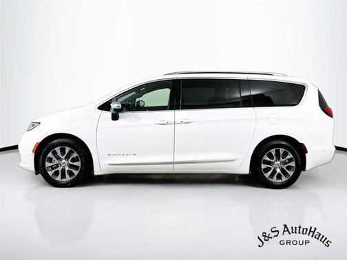 Bright White Clearcoat 2025 Chrysler Pacifica L