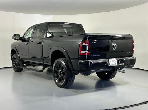 Diamond Black Crystal Pearlcoat 2022 RAM 2500 Laramie Crew Cab 4x4 6'4' Box