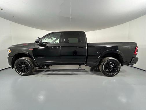 Diamond Black Crystal Pearlcoat 2022 RAM 2500 Laramie Crew Cab 4x4 6'4' Box