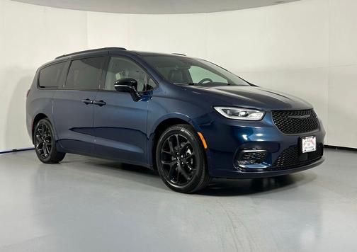 Fathom Blue Pearlcoat 2024 Chrysler Pacifica Limited