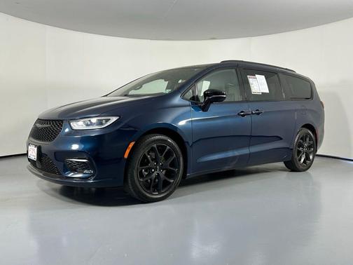 Fathom Blue Pearlcoat 2024 Chrysler Pacifica Limited