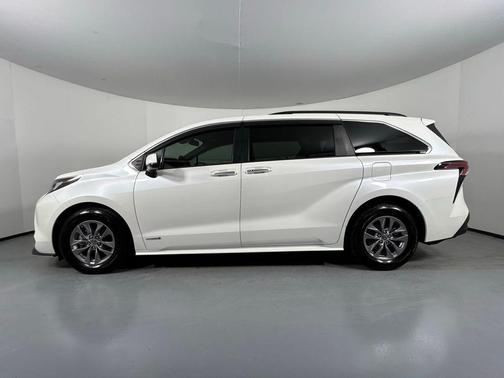 2021 Toyota Sienna XLE 8 Passenger