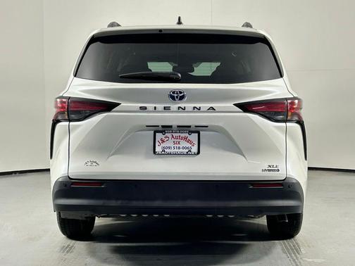 2021 Toyota Sienna XLE 8 Passenger