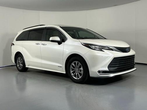 2021 Toyota Sienna XLE 8 Passenger