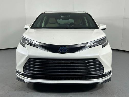 2021 Toyota Sienna XLE 8 Passenger