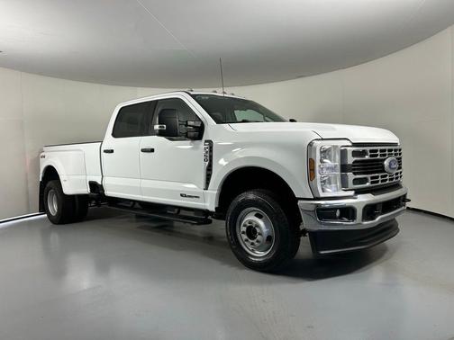 Oxford White 2025 Ford F-350 XLT