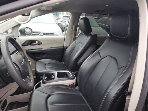 Brilliant Black Crystal Pearlcoat 2023 Chrysler Pacifica TOURING L
