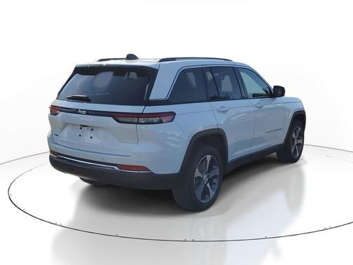 Bright White Clearcoat 2023 Jeep Grand Cherokee BASE