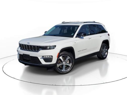 Bright White Clearcoat 2023 Jeep Grand Cherokee BASE