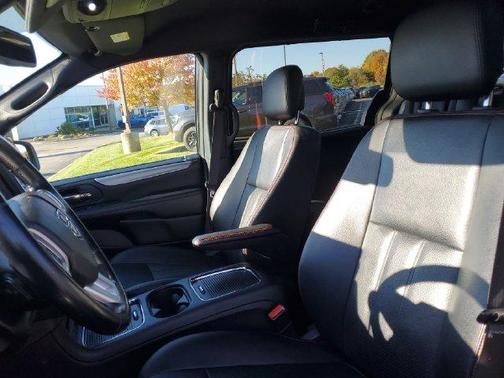 Brilliant Black Crystal Pearlcoat 2019 Dodge Grand Caravan GT