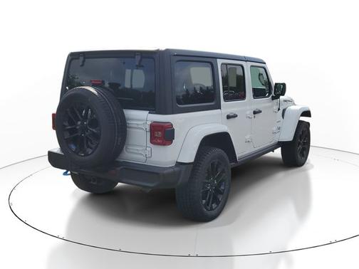 Bright White Clearcoat 2022 Jeep Wrangler Unlimited SAHARA
