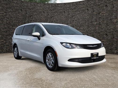 2022 Chrysler Voyager LX