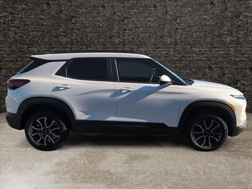 Iridescent Pearl Tricoat 2026 Chevrolet Trailblazer ACTIV