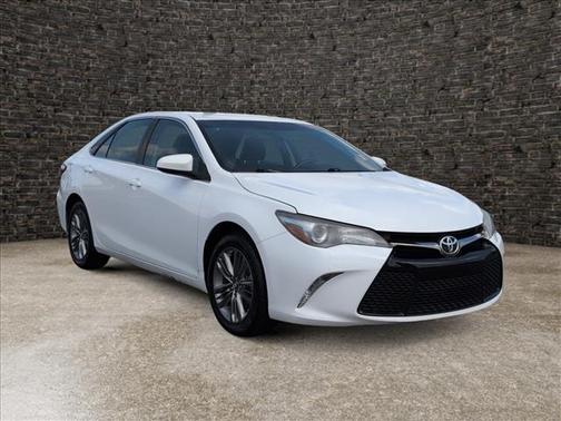 Super White 2017 Toyota Camry SE