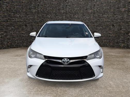 Super White 2017 Toyota Camry SE