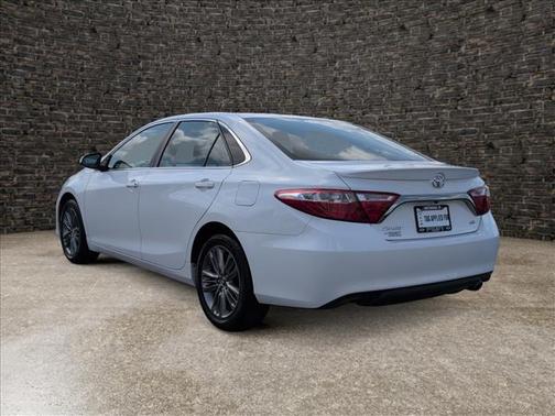 Super White 2017 Toyota Camry SE
