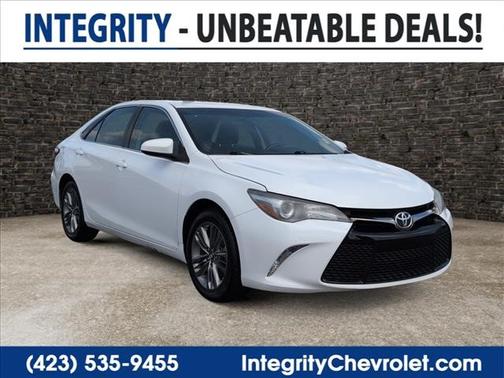 Super White 2017 Toyota Camry SE