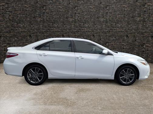 Super White 2017 Toyota Camry SE