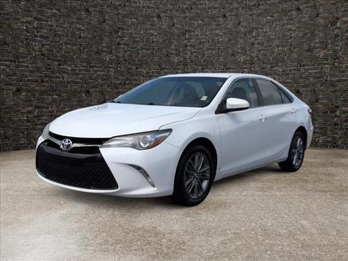 Super White 2017 Toyota Camry SE