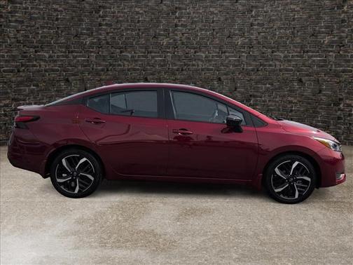 Scarlet Ember 2025 Nissan Versa 1.6 SR