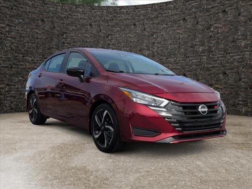 Scarlet Ember 2025 Nissan Versa 1.6 SR