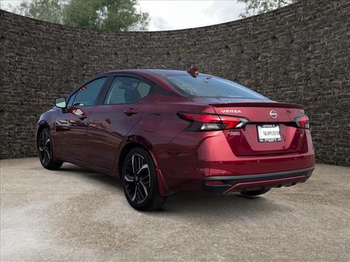 Scarlet Ember 2025 Nissan Versa 1.6 SR