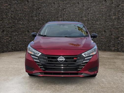 Scarlet Ember 2025 Nissan Versa 1.6 SR