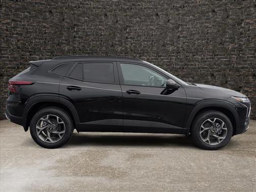 Mosaic Black Metallic 2026 Chevrolet Trax LT