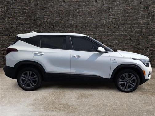 Snow White Pearl 2022 Kia Seltos LX