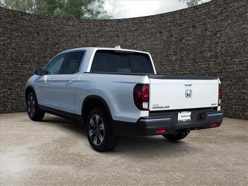 White 2019 Honda Ridgeline RTL