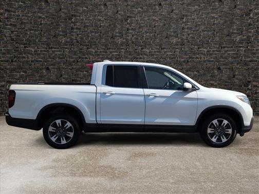 White 2019 Honda Ridgeline RTL